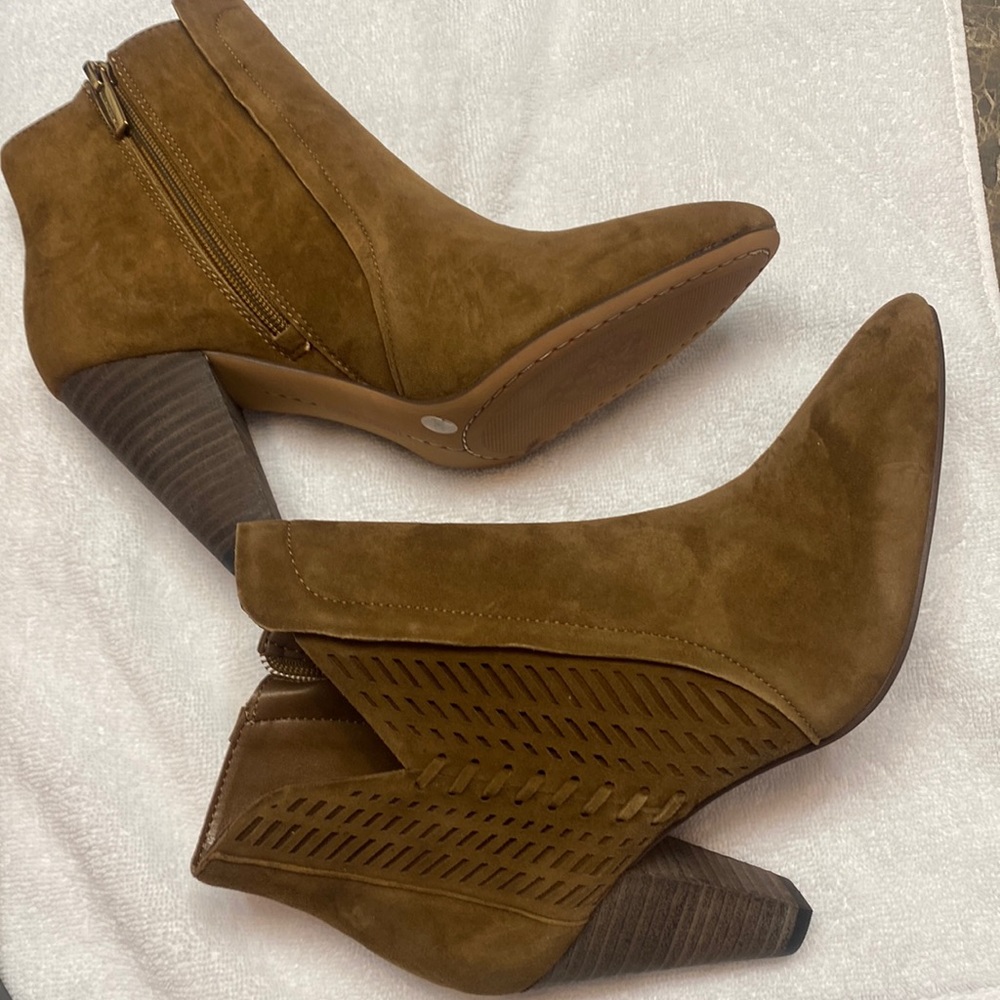 Vince Camuto ankle boots shade size 7.5